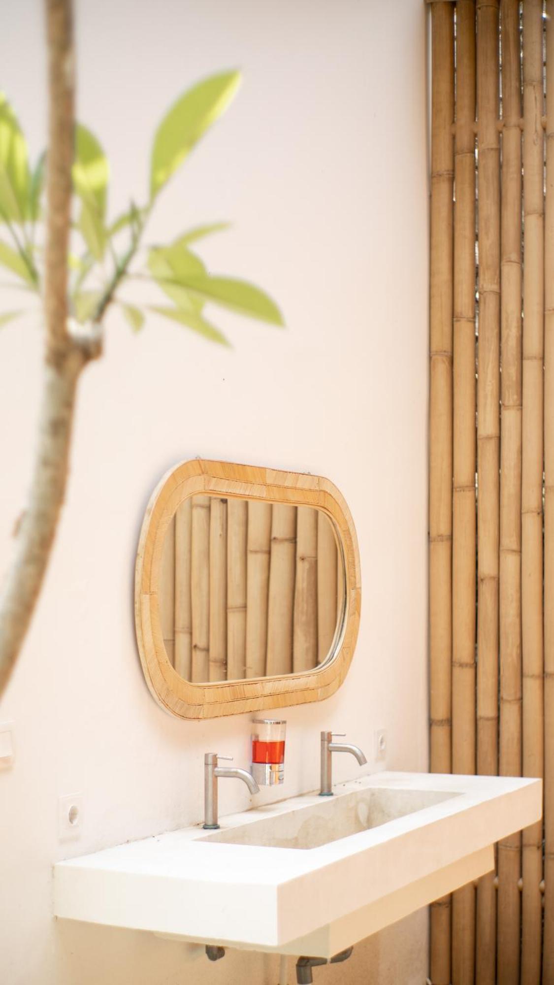 Lost Inn Kuta Capsule Hostel ภายนอก รูปภาพ